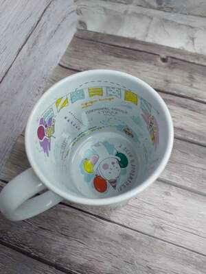 Біла чашка з написом всередині 