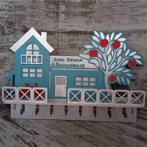 Дім з яблунею та парканом