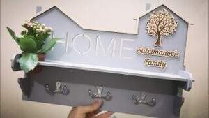 Білий будинок із золотим деревом